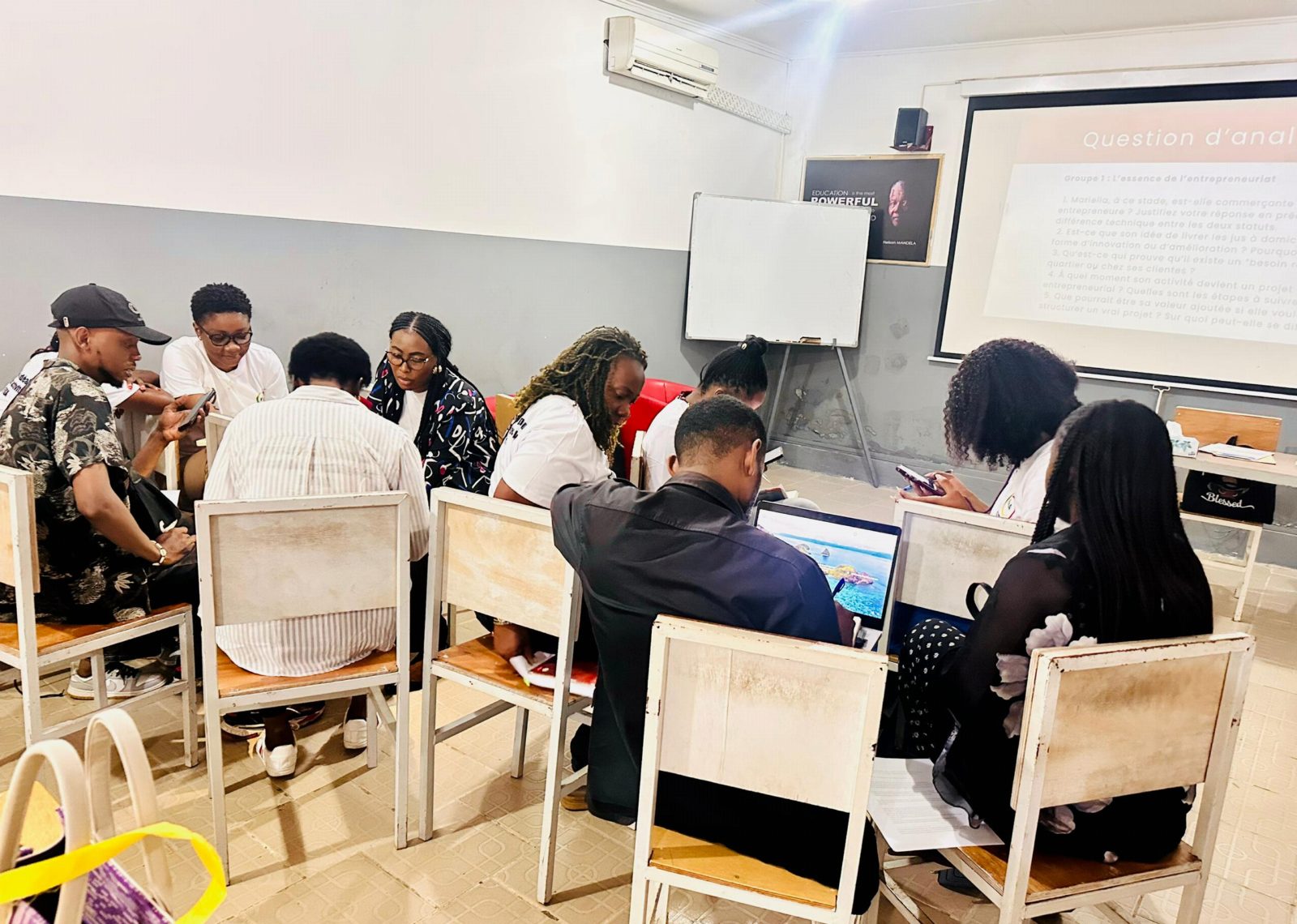 Atelier GENIUS — les participantes travaillent l'essence de l'entrepreneuriat