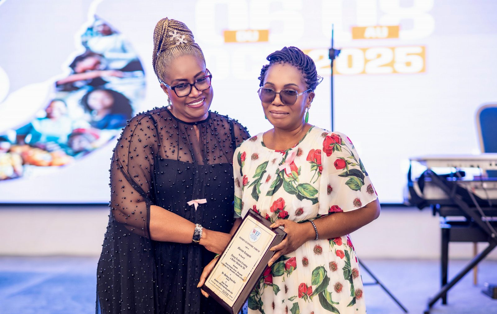 Distinction d'une jeune talent lors du Women Economic Forum 2025