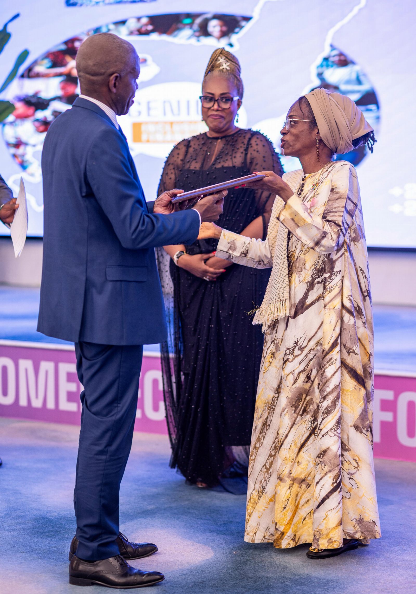 Remise de trophée sur scène — Women Economic Forum 2025, Brazzaville
